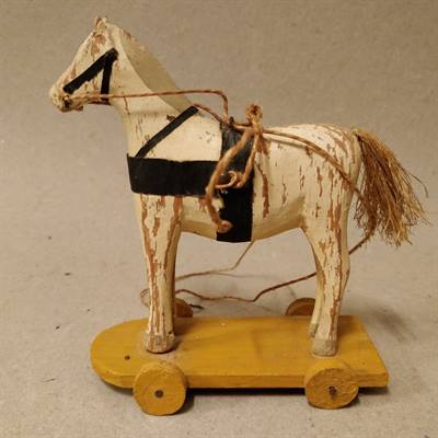 Hvid hest på hjul, gammelt stykke legetøj.